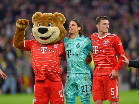 01.04.2023, Fussball 1. Bundesliga 2022 2023, 26.Spieltag, FC Bayern München - Borussia Dortmund, in der Allianz-Arena München. v.l. Berni das Maskottchen, Torwart Yann Sommer (Torhüter, FC Bayern München) und Benjamin Pavard (Bayern München) feiern nach dem Spiel. ***DFL and DFB regulations prohibit any use of photographs as image sequences and or quasi-video.***