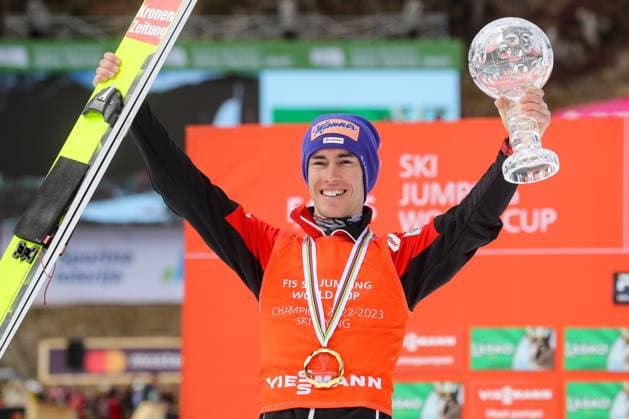 Bilder des Jahres 2023, Sport 04 April Sport Themen der Woche KW13 Sport Bilder des Tages SKI FLYING - FIS WC Planica PLANICA,SLOVENIA,02.APR.23 - NORDIC SKIING, Ski jumping, Skispringen, Ski, nordisch SKI FLYING - FIS World Cup, award ceremony for the Overall Sky Flying World Cup. Image shows the rejoicing of Stefan Kraft (AUT). keywords: crystal globe.  GEPAxpictures xMaticxKlansek