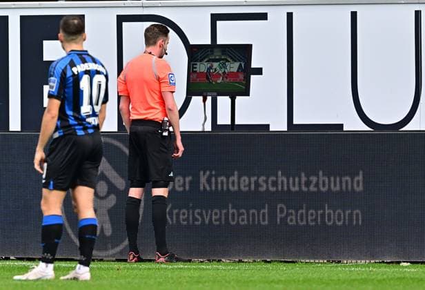 Sport Bilder des Tages 02.04.2023 - Fussball - Saison 2022 2023 - 2. Fussball - Bundesliga - 26. Spieltag: SC Paderborn 07 SCP - SpVgg Greuther Fürth ( Kleeblatt ) - Sportfoto Zink - DFL regulations prohibit any use of photographs as image sequences and or quasi-video - only for editorial use - Michael Bacher (Schiedsrichter ) nimmt Treffer Tor Torschuß von Armindo Sieb (30, SpVgg Greuther Fürth ) zum 1:1 zurück nach Videobeweis VAR