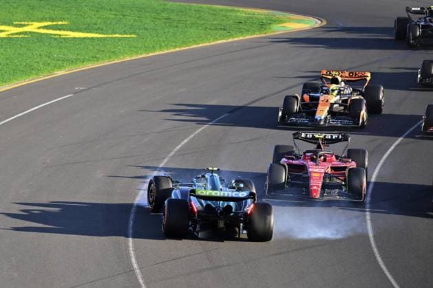 14 ALONSO Fernando (spa), Aston Martin F1 Team AMR23, action 55 SAINZ Carlos (spa), Scuderia Ferrari SF-23, action during the Formula 1 Rolex Australian Grand Prix 2023, 3rd round of the 2023 Formula One World Championship, WM, Weltmeisterschaft from March 31 to April 2, 2023 on the Albert Park Circuit, in Melbourne, Australia - F1 - AUSTRALIAN GRAND PRIX 2023 - RACE DPPI Panoramic 00122007_020423-AUS-4094-PVE