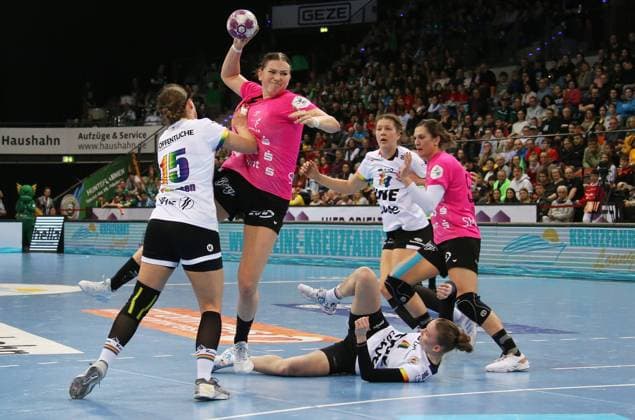 Sport Themen der Woche KW13 Sport Bilder des Tages 02.04.2023, Deutschland, Stuttgart, Handball Haushahn Final4, Spiel um Platz 3 TuS Metzingen vs. VfL Oldenburg, v.l. Merle Carstensen (VfL), Katarina Pandza (TuS)
