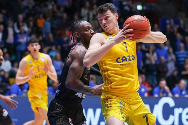 Sport Themen der Woche KW13 Sport Bilder des Tages Derek Cooks Jr (Fraport Skyliners, 13), Yanni Wetzell (Alba Berlin, 7), GER, Fraport Skyliners vs. Alba Berlin, Basketball, BBL, 26.Spieltag, Spielzeit 2022 2023, 02.04.2023 GER, Fraport Skyliners vs. Alba Berlin, Basketball, BBL, 26.Spieltag, Spielzeit 2022 2023, 02.04.2023 Frankfurt Copyright: xEibner-Pressefoto UlrichxScherbaumx EP_EER