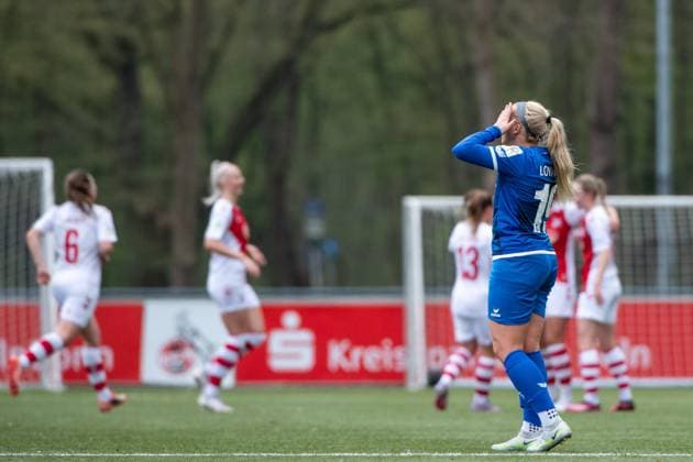 Emma Loving (SC Sand, 19) aergert sich ueber das Tor zum 1:0, dahinter Jubel der Koelnerinnen, GER, 1. FC Koeln U20 vs. SC Sand, Fussball Frauen 2. Bundesliga, 19. Spieltag, Spielzeit 2022 2023, 02.04.2023 GER, 1. FC Koeln U20 vs. SC Sand, Fussball Frauen 2. Bundesliga, 19. Spieltag, Spielzeit 2022 2023, 02.04.2023 Koeln Copyright: xEibner Memmlerx EP_MMR