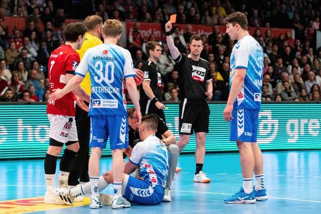 Sport Themen der Woche KW13 Sport Bilder des Tages Rote Karte Leif Tissier (Handball Verein Hamburg, 07) Handball Sport Verein Hamburg vs. TVB Stuttgart, Handball, Bundesliga, Spieltag 25, Saison 2022 2023, 02.04.2023 -Pressefoto Marcel von Fehrn Handball Sport Verein Hamburg vs. TVB Stuttgart, Handball, Bundesliga, Spieltag 25, Saison 2022 2023, 02.04.2023 Hamburg Copyright: xEibner-Pressefoto MarcelxvonxFehrnx EP_EER