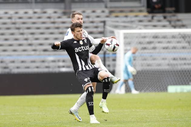Pierrick Capelle (SCO Angers) vs Aaron Ramsey (OGC Nice) FOOTBALL : SCO Angers Vs OGC Nice - Ligue 1 - 02 04 2023 MichaelBaucher Panoramic 
