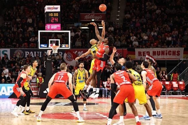 Sport Themen der Woche KW13 Sport Bilder des Tages Tip Off der Partie. GER, FC Bayern Basketball vs. MHP Riesen Ludwigsburg, Basketball, 1.Bundesliga, Saison 2022 2023, 02.04.2023, GER, FC Bayern Basketball vs. MHP Riesen Ludwigsburg, Basketball, 1.Bundesliga, Saison 2022 2023, 02.04.2023, Muenchen Copyright: xEibner-Pressefoto MarcelxEngelbrechtx EP_MET