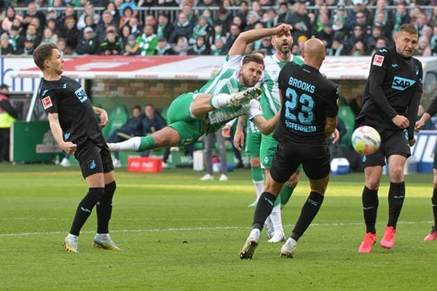 Sport Themen der Woche KW13 Sport Bilder des Tages Toller Seitfallzieher von Niklas Fuellkrug (SV Werder Bremen 11) gegen John Anthony Brooks (TSG 1899 Hoffenheim 23),SV Werder Bremen - TSG 1899 Hoffenheim, Fussball, Bundesliga, DFL, 02.04.2023 DFB regulations prohibit any use of photographs as image sequences and or quasi-video Bremen Bremen Deutschland Copyright: xkolbert-press BurghardxSchreyerx