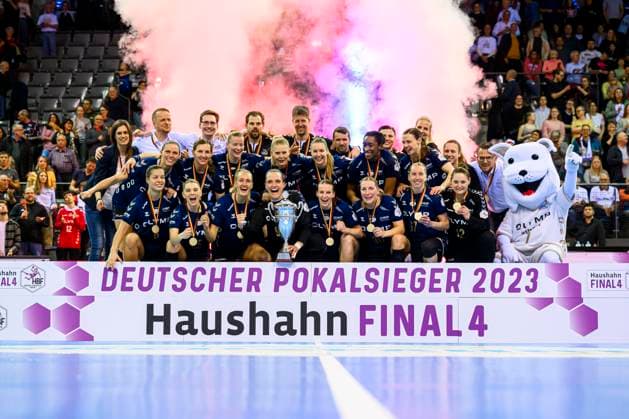 Bilder des Jahres 2023, Sport 04 April Sport Themen der Woche KW13 Sport Bilder des Tages Stuttgart, Deutschland 02. April 2023: HBF - Pokal Final 4 - Finale - SG BBM Bietigheim - HSG Bensheim Auerbach Schlussjubel Schlußjubel Emotion Freude Stuttgart Porsche Arena Baden-Württemberg Deutschland
