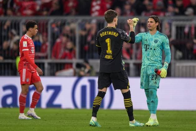 Fußball, 1. Bundesliga, 20230401, FC Bayern München - BV Borussia Dortmund. Im Bild Gregor KOBEL (BV Borussia Dortmund, 1) und Yann SOMMER (FC Bayern München, 27) klatschen ab Schlusspfiff. München Allianz Arena Bayern Deutschland Copyright: Passion2Press MarkusxFischerx