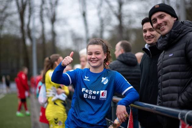 Amelie Bohnen (SC Sand, 05) bei den Fans, GER, 1. FC Koeln U20 vs. SC Sand, Fussball Frauen 2. Bundesliga, 19. Spieltag, Spielzeit 2022 2023, 02.04.2023 GER, 1. FC Koeln U20 vs. SC Sand, Fussball Frauen 2. Bundesliga, 19. Spieltag, Spielzeit 2022 2023, 02.04.2023 Koeln Copyright: xEibner Memmlerx EP_MMR