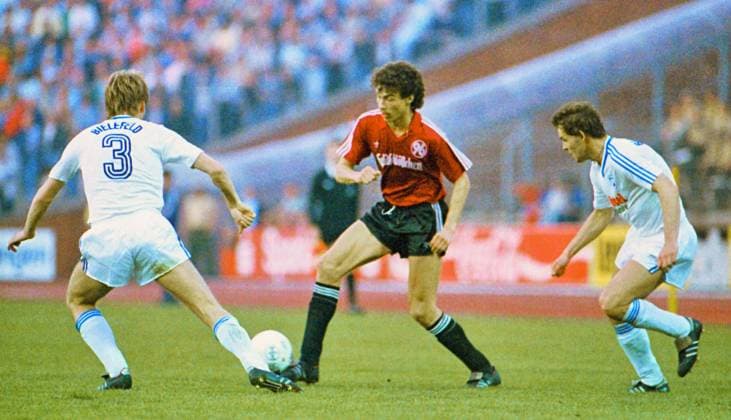 RECORD DATE NOT STATED Aus 2. BL. Saison 1986 87 Hannover 96 - Arminia Bielefed 4:1 am 24.04.1987. Im Foto: Han96 Spieler ist Raschid Belarbi *** From 2 BL season 1986 87 Hannover 96 Arminia Bielefed 4 1 on 24 04 1987 In photo Han96 player is Raschid Belarbi
