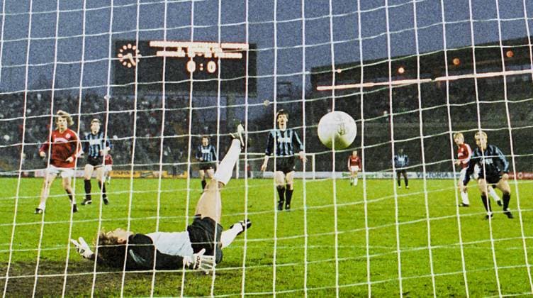 RECORD DATE NOT STATED Aus 2. BL. Saison 1986 87 Hannover 96 - SC Freiburg 1:1 am 10.04.1987. Im Foto: Han96 Spieler Mathias Kuhlmey re. gegen SC TW Siegfried Grüninger zum 1:0 - li. Frank Hartmann von 96 *** From 2 BL season 1986 87 Hannover 96 SC Freiburg 1 1 on 10 04 1987 In the photo Han96 player Mathias Kuhlmey right against SC TW Siegfried Grüninger to 1 0 left Frank Hartmann of 96