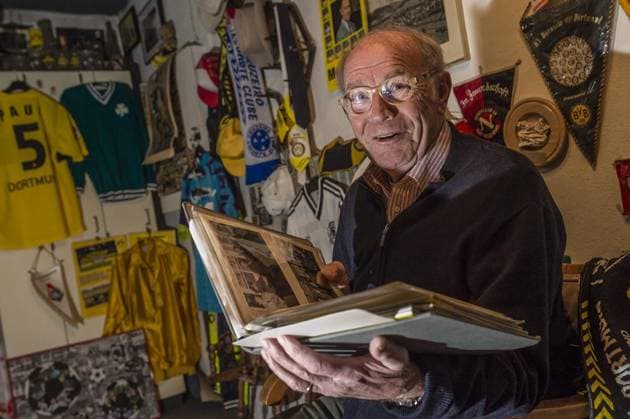 Wolfgang Paul, ehemaliger BVB Kapitän und Gewinner des Europapokals der Pokalsieger 1966, heute in seinem Haus in Bigge Olsberg. *** NUR FÜR REDAKTIONELLE ZWECKE *** EDITORIAL USE ONLY ***<p>28.04.2016 Olsberg. Wolfgang Paul, ehemaliger BVB Kapitän und Gewinner des Europapokals der Pokalsieger 1966, heute in seinem Haus in Bigge Olsberg. Deutschland NRW Olsberg Copyright: RalfxRottmann *** Wolfgang Paul, former Borussia Captain and Winner the Europapokals the Cup Winners u0026 39; Cup 1966, today in his House in Bigge Olsberg *** only for editorial Purposes *** Editorial Use only *** P 28 04 2016 Olsberg Wolfgang Paul, former Borussia Captain and Winner the Europapokals the Cup Winners u0026 39; Cup 1966, today in his House in Bigge Olsberg Germany NRW Olsberg Copyright RalfxRottmann Copyright: RalfxRottmann docnrwhugopicture99741594 ,EDITORIAL USE ONLY