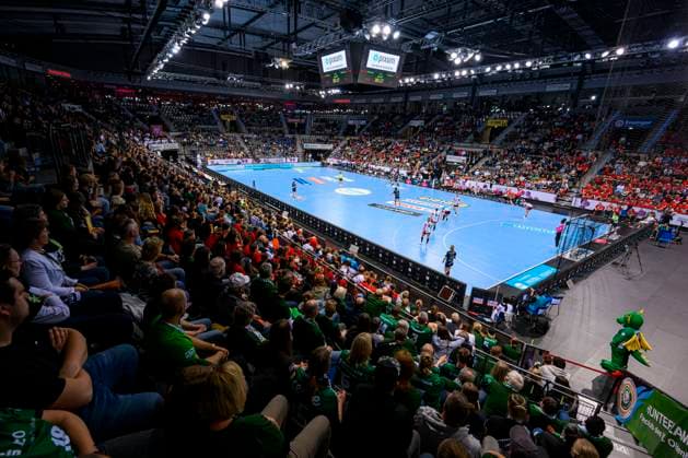Stuttgart, Deutschland 02. April 2023: HBF - Pokal Final 4 - Finale - SG BBM Bietigheim - HSG Bensheim Auerbach Übersicht Fankurve Fans Fanblock in der Porsche Arena, Featurebild, Symbolbild Stuttgart Porsche Arena Baden-Württemberg Deutschland *** Stuttgart, Germany 02 April 2023 HBF Pokal Final 4 Final SG BBM Bietigheim HSG Bensheim Auerbach overview fan curve fans fan block in Porsche Arena, feature image, symbol image Stuttgart Porsche Arena Baden Württemberg Germany