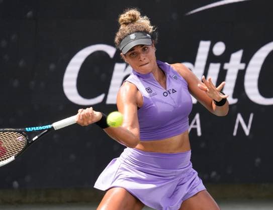 April 4, 2023: Mayar Sherif (EGY) loses to Paula Badosa (USA), 6-3, 6-1 at the Credit One Charleston Open being played at Family Circle Tennis Center in Charleston, South Carolina, {USA} Tennisclix Cal Media Charleston USA - ZUMAc04_ 20230404_zaf_c04_012 Copyright: xLesliexBillmanx