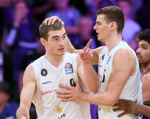 Jubel bei Ziga Samar (Hamburg Towers) (L) und Christoph Philipps (R) , BG Goettingen - Veolia Towers Hamburg, Basketball, Bundesliga, BBL, 04.04.2023, BG Goettingen - Hamburg Towers, Basketball, Bundesliga, GER, BBL, 04.04.2023 Goettingen Copyright: xEibner-Pressefoto RolandxSippelx EP_RSL