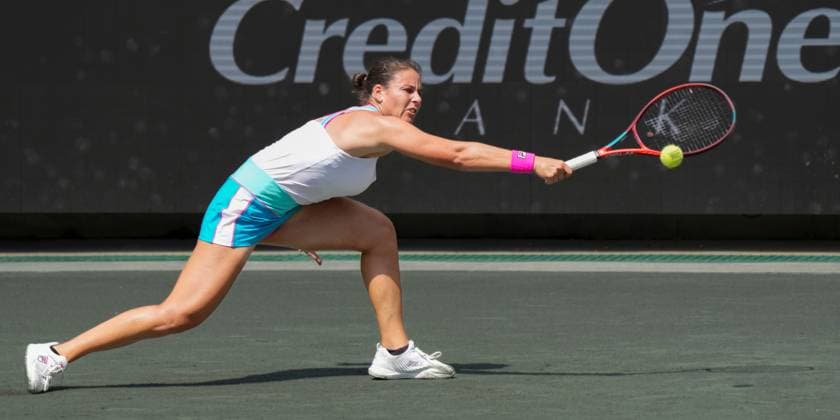 April 4, 2023: Emma Navarro (USA loses to Madison Keys (USA), 6-4, 6-3 at the Credit One Charleston Open being played at Family Circle Tennis Center in Charleston, South Carolina, {USA} Tennisclix Charleston USA - ZUMAc04_ 20230404_zaf_c04_034 Copyright: xLesliexBillmanx