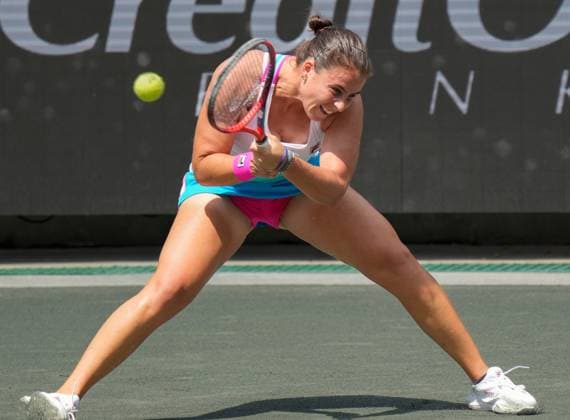 April 4, 2023: Emma Navarro (USA loses to Madison Keys (USA), 6-4, 6-3 at the Credit One Charleston Open being played at Family Circle Tennis Center in Charleston, South Carolina, {USA} Tennisclix Charleston USA - ZUMAc04_ 20230404_zaf_c04_035 Copyright: xLesliexBillmanx
