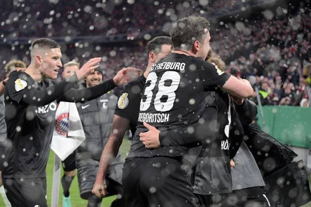 Sport Themen der Woche KW14 Sport Bilder des Tages 04.04.2023, xemx, Fussball DFB Pokal 1 4 Finale, FC Bayern Muenchen - SC Freiburg emspor, v.l. Torjubel nach dem Tor zum celebrating the goal celebrate 1:2 durch Lucas Hoeler (SC Freiburg) (DFL DFB REGULATIONS PROHIBIT ANY USE OF PHOTOGRAPHS as IMAGE SEQUENCES and or QUASI-VIDEO) Muenchen *** 04 04 2023, xemx, football DFB Pokal 1 4 final, FC Bayern Muenchen SC Freiburg emspor, v l goal celebration after goal celebrating the goal celebrate 1 2 by Lucas Hoeler SC Freiburg DFL DFB REGULATIONS PROHIBIT ANY USE OF PHOTOGRAPHS as IMAGE SEQUENCES and or QUASI VIDEO Muenchen