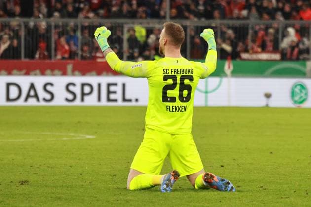 26 Mark Flekken (Freiburg) Jubel, Jubelt, bejubelt den 1-2 Sieg Fussball DFB-Pokal FC Bayern Muenchen - SC Freiburg 04.04.2023 Allianz Arena FOTO: Mladen Lackovic LakoPress