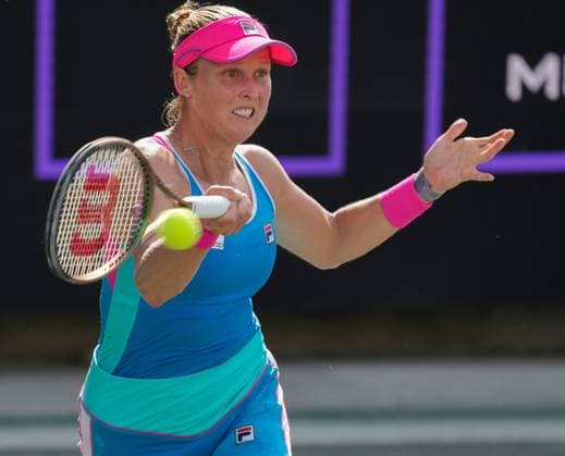 April 4, 2023: Shelby Rogers (USA) defeated Danielle Collins (USA) 6-7, 6-4, 6-1, at the Credit One Charleston Open being played at Family Circle Tennis Center in Charleston, South Carolina USA Tennisclix Cal Media Charleston USA - ZUMAc04_ 20230404_zaf_c04_129 Copyright: xLesliexBillmanx