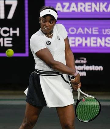 April 4, 2023: Sloane Stephens (USA) loses to Victoria Azarenka (BLR), 3-6, 6-3, 6-2 at the Credit One Charleston Open being played at Family Circle Tennis Center in Charleston, South Carolina, {USA} Tennisclix Cal Media Charleston USA - ZUMAc04_ 20230404_zaf_c04_156 Copyright: xLesliexBillmanx