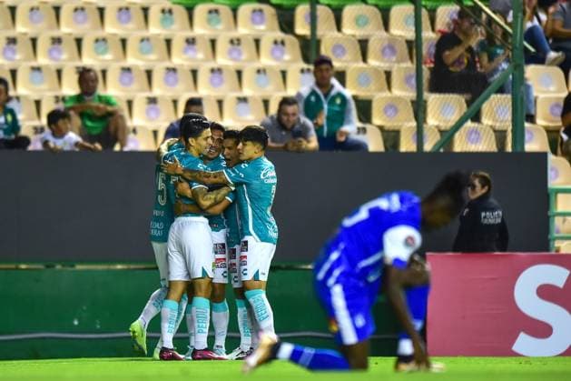 Fußball, CONCACAF Champions League, Violette FC - Leon FC Angel Mena celebrates his goal 1-0 of Leon during the game Leon FC (MEX) vs Violette FC (HAI), corresponding to Quarterfinals first leg match of the 2023 Scotiabank Concacaf Champions League, at Nou Camp Leon Stadium, on April 04, 2023. <br><br> Angel Mena celebra su gol 1-0 de Leon durante el partido Leon FC (MEX) vs Violette FC (HAI), correspondiente al partido de Ida de Cuartos de final de la Liga de Campeones Scotiabank Concacaf 2023, en el Estadio Nou Camp Leon, el 04 de Abril de 2023. SCCL 2023 Leon FC (MEX) vs Violette FC (HAI) CFI 