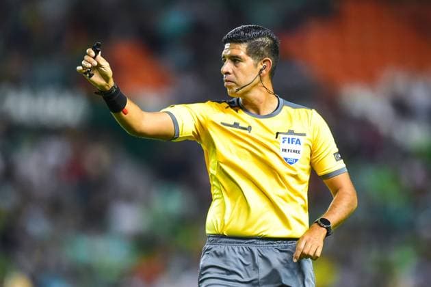 Fußball, CONCACAF Champions League, Violette FC - Leon FC Referee Ismael Cornejo of El Salvador during the game Leon FC (MEX) vs Violette FC (HAI), corresponding to Quarterfinals first leg match of the 2023 Scotiabank Concacaf Champions League, at Nou Camp Leon Stadium, on April 04, 2023. <br><br> Arbitro Ismael Cornejo of El Salvador durante el partido Leon FC (MEX) vs Violette FC (HAI), correspondiente al partido de Ida de Cuartos de final de la Liga de Campeones Scotiabank Concacaf 2023, en el Estadio Nou Camp Leon, el 04 de Abril de 2023. SCCL 2023 Leon FC (MEX) vs Violette FC (HAI) CFI 