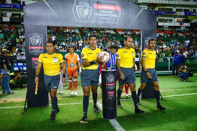 Fußball, CONCACAF Champions League, Violette FC - Leon FC Referee Ismael Cornejo of El Salvador during the game Leon FC (MEX) vs Violette FC (HAI), corresponding to Quarterfinals first leg match of the 2023 Scotiabank Concacaf Champions League, at Nou Camp Leon Stadium, on April 04, 2023. <br><br> Arbitro Ismael Cornejo de El Salvador durante el partido Leon FC (MEX) vs Violette FC (HAI), correspondiente al partido de Ida de Cuartos de final de la Liga de Campeones Scotiabank Concacaf 2023, en el Estadio Nou Camp Leon, el 04 de Abril de 2023. SCCL 2023 Leon FC (MEX) vs Violette FC (HAI) CFI 