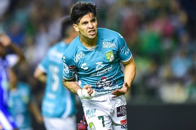 Fußball, CONCACAF Champions League, Violette FC - Leon FC Victor Davila celebrates his goal 3-0 of Leon during the game Leon FC (MEX) vs Violette FC (HAI), corresponding to Quarterfinals first leg match of the 2023 Scotiabank Concacaf Champions League, at Nou Camp Leon Stadium, on April 04, 2023. <br><br> Victor Davila celebra su gol 3-0 de Leon durante el partido Leon FC (MEX) vs Violette FC (HAI), correspondiente al partido de Ida de Cuartos de final de la Liga de Campeones Scotiabank Concacaf 2023, en el Estadio Nou Camp Leon, el 04 de Abril de 2023. SCCL 2023 Leon FC (MEX) vs Violette FC (HAI) CFI 