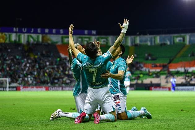 Fußball, CONCACAF Champions League, Violette FC - Leon FC Victor Davila celebrates his goal 3-0 of Leon during the game Leon FC (MEX) vs Violette FC (HAI), corresponding to Quarterfinals first leg match of the 2023 Scotiabank Concacaf Champions League, at Nou Camp Leon Stadium, on April 04, 2023. <br><br> Victor Davila celebra su gol 3-0 de Leon durante el partido Leon FC (MEX) vs Violette FC (HAI), correspondiente al partido de Ida de Cuartos de final de la Liga de Campeones Scotiabank Concacaf 2023, en el Estadio Nou Camp Leon, el 04 de Abril de 2023. SCCL 2023 Leon FC (MEX) vs Violette FC (HAI) CFI 