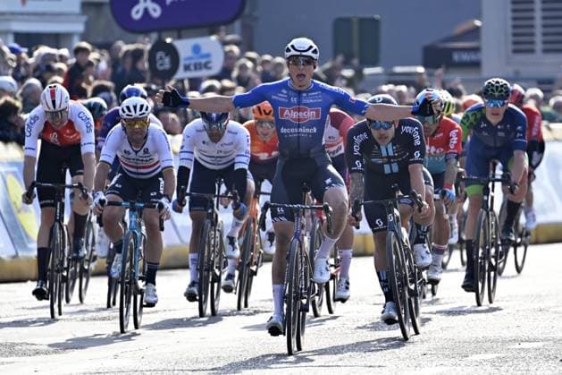 Bilder des Jahres 2023, Sport 04 April Sport Themen der Woche KW14 Sport Bilder des Tages SCHOTEN, BELGIUM - APRIL 5 : PHILIPSEN Jasper BEL of Alpecin Deceuninck victory during the UCI Europe Tour Scheldeprijs, a cycling race with start in Terneuzen (NED) and finish in Schoten on April 05, 2023 in Schoten, Belgium, 5 04 2023 ( Motordriver Kenny Verfaillie - Scheldeprijs 2023 Cycling Race PhotoNews Panoramic 