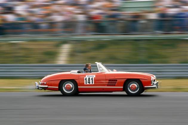 das Mercedes-Benz 300 SL Coupe ist weithin bekannt mit bseinen Flügeltüren von 197 bis 963 wurden auch offene Roadster-Varianten hergestellt in Deutschland gibt es noch heute geschätzt 500 Exemplare des 300SL die Wagen werden heute angeblich für 300.000 bis 500.000 gehandelt Die Abkürzung SL steht für super leicht *** the Mercedes Benz 300 SL Coupe is widely known with its gullwing doors from 197 to 963 also open roadster variants were produced in Germany there are still estimated 500 copies of the 300SL the cars are traded today allegedly for 300 000 to 500 000 The abbreviation SL stands for super lightweight