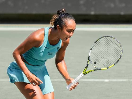 April 5, 2023: Leylah Fernandez (CAN) loses to Paula Badosa (USA), 7-5, 7-6 at the Credit One Charleston Open being played at Family Circle Tennis Center in Charleston, South Carolina, {USA} Tennisclix Cal Media Charleston USA - ZUMAc04_ 20230405_zaf_c04_006 Copyright: xLesliexBillmanx