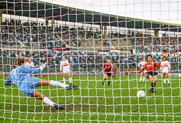 RECORD DATE NOT STATED Aus 1. BL. Saison 1988 89 Hannover 96 - VfB Stuttgart 2:0 am 25.02.1989. Im Foto: Han96 Spieler Siegfried Reich per Elfmeter zum 2:0 gegen VB TW Eike Immel *** From 1 BL season 1988 89 Hannover 96 VfB Stuttgart 2 0 on 25 02 1989 In the photo Han96 player Siegfried Reich by penalty kick to 2 0 against VB TW Eike Immel