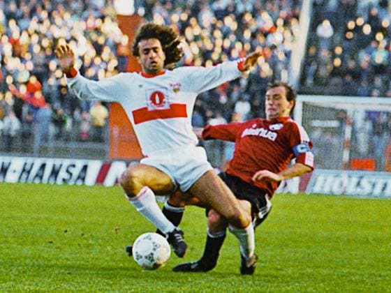 RECORD DATE NOT STATED Aus 1. BL. Saison 1988 89 Hannover 96 - VfB Stuttgart 2:0 am 25.02.1989. Im Foto: VfB Spieler Maurizio Gaudino gegen Kpt. Karsten Surmann *** From 1 BL season 1988 89 Hannover 96 VfB Stuttgart 2 0 on 25 02 1989 In the photo VfB player Maurizio Gaudino against Kpt Karsten Surmann