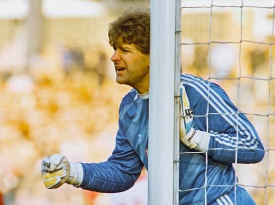 RECORD DATE NOT STATED Aus 1. BL. Saison 1988 89 Hannover 96 - VfB Stuttgart 2:0 am 25.02.1989. Im Foto: VfB TW Eike Immel *** From 1 BL season 1988 89 Hannover 96 VfB Stuttgart 2 0 on 25 02 1989 In photo VfB TW Eike Immel