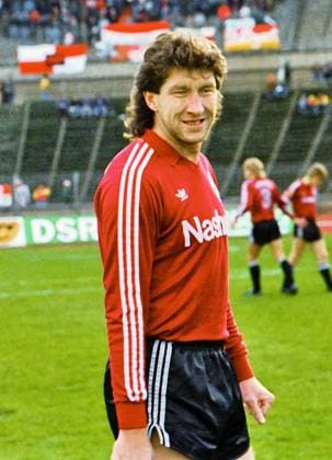 RECORD DATE NOT STATED Aus 1. BL. Saison 1988 89 Hannover 96 - VfB Stuttgart 2:0 am 25.02.1989. Im Foto: Han96 Spieler Dieter Schatzschneider *** From 1 BL season 1988 89 Hannover 96 VfB Stuttgart 2 0 on 25 02 1989 In the photo Han96 player Dieter Schatzschneider
