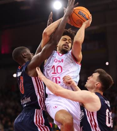 Sport Themen der Woche KW14 Sport Bilder des Tages Podien Massa (Strasbourg), Collin Malcolm (Bonn) , Radians Kurucs (Strasbourg) , BCL Viertelfinale, 1. Spiel, Telekom Baskets Bonn vs SIG Strasbourg, Bonn, Deutschland, 05.04.2023. *** Podien Massa Strasbourg , Collin Malcolm Bonn , Radians Kurucs Strasbourg , BCL quarterfinals, 1 game, Telekom Baskets Bonn vs SIG Strasbourg, Bonn, Germany, 05 04 2023