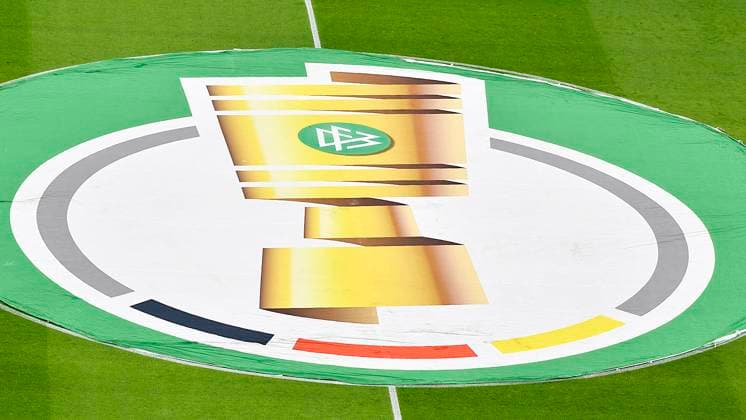 Fußball DFB-Pokal 2022 2023, Viertelfinale RB Leipzig vs. Borussia Dortmund (05.04.2023) Mittelkreis mit großem DFB-Pokal-Logo beim Spiel RB Leipzig gegen Dortmund (05.04.2023). Leipzig Sachsen Deutschland Red Bull Arena