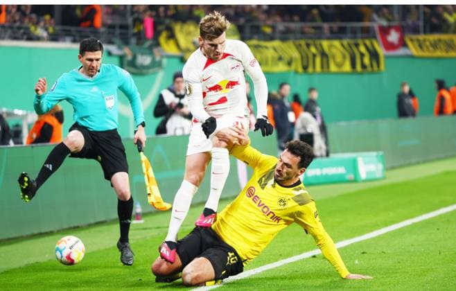 Sport Themen der Woche KW14 Sport Bilder des Tages RB Leipzig Ð Dortmund DFB Pokal Leipzig, 05.04.2023, Red Bull Arena, Fussball, DFB-Pokal, Viertelfinale , RB Leipzig vs. Borussia Dortmund , Im Bild von links: Linienrichter Stefan Lupp, Timo Werner (11, RB Leipzig), Mats Hummels (15, Dortmund). , Nur zur redaktionellen Nutzung. Only editorial use. , DFB DFL regulations prohibit any use of photographs as image sequences and or quasi-video. , *** RB Leipzig Ð Dortmund DFB Pokal Leipzig, 05 04 2023, Red Bull Arena, Football, DFB Pokal, Quarterfinal , RB Leipzig vs Borussia Dortmund , Pictured from left linesman Stefan Lupp, Timo Werner 11, RB Leipzig , Mats Hummels 15, Dortmund , For editorial use only , DFB DFL regulations prohibit any use of photographs as image sequences and or quasi video , Picture Point