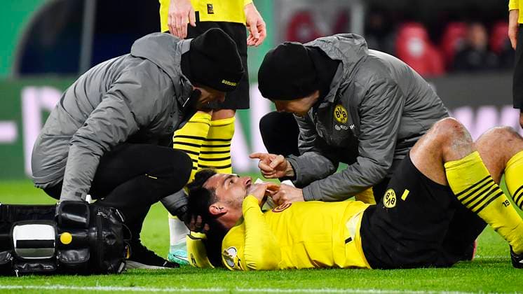 Sport Themen der Woche KW14 Sport Bilder des Tages Fußball DFB-Pokal 2022 2023, Viertelfinale RB Leipzig vs. Borussia Dortmund (05.04.2023) Mats Hummels (Innenverteidiger Borussia Dortmund, Rueckennummer 15) liegt nach einem Schuss auf den Solarplexus beim Spiel RB Leipzig gegen Dortmund am Boden und muss verletzt behandelt werden (05.04.2023). Die Ärzte untersuchen seine Aufnahmefähigkeit und die reaktionsfähigkeit. Leipzig Sachsen Deutschland Red Bull Arena *** Soccer DFB Pokal 2022 2023, quarterfinal RB Leipzig vs Borussia Dortmund 05 04 2023 Mats Hummels center back Borussia Dortmund, back number 15 is on the ground after a shot to the solar plexus during the match RB Leipzig vs Dortmund and has to be treated for injuries 05 04 2023 Doctors are examining his receptivity and reactive capacity Leipzig Saxony Germany Red Bull Arena