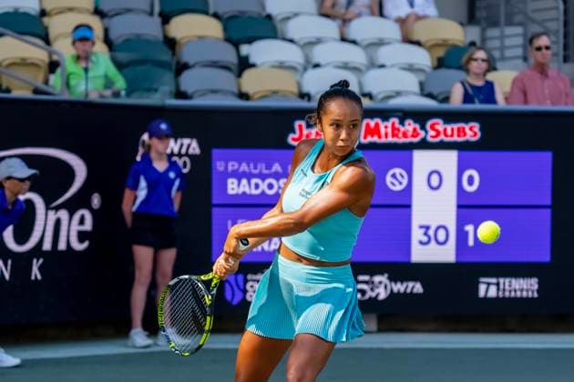 April 5, 2023, Charleston, SC, United States of America: LEYLAH FERNANDEZ CAN plays against (12) PAULA BADOSA ESP at the WTA, Tennis Damen Series for the Credit One Charleston Open in Charleston, SC, USA. Paula wins the match 7-5, 7-6 and heads to the next round Charleston United States of America - ZUMAa161 20230405_zaa_a161_012 Copyright: xWalterxG.xArcexSr.x