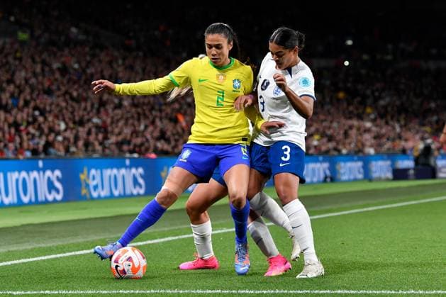 England Women v Brazil CONMEBOL UEFA Women s Champions Cup Finalissima Antonia of Brazil battles for possession with Jessica Carter of England during the CONMEBOL UEFA Women s Champions Cup Finalissima match between England Women and Brazil at Wembley Stadium, London, England on 6 April 2023. London Wembley Stadium Greater London England Editorial use only , Copyright: xGrahamxHuntx PSI-17188-0037