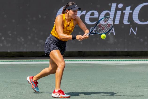 April 6, 2023, Charleston, SC, United States of America: (1) JESSICA PEGULA USA plays against (15) IRINA-CAMELIA BEGU ROU at the WTA, Tennis Damen Series for the Credit One Charleston Open in Charleston, SC, USA. WTA Series 2023: Credit One Charleston Open  - ZUMAa161 20230406_zaa_a161_159 Copyright: xWalterxG.xArcexSr.x