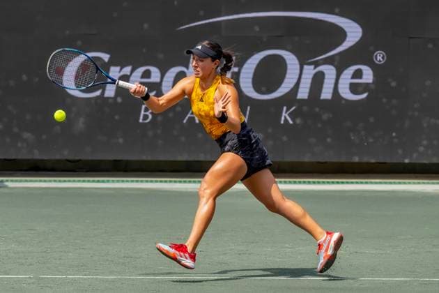 April 6, 2023, Charleston, SC, United States of America: (1) JESSICA PEGULA USA plays against (15) IRINA-CAMELIA BEGU ROU at the WTA, Tennis Damen Series for the Credit One Charleston Open in Charleston, SC, USA. WTA Series 2023: Credit One Charleston Open  - ZUMAa161 20230406_zaa_a161_164 Copyright: xWalterxG.xArcexSr.x