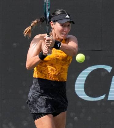 April 6, 2023: Jessica Pegula (USA) defeated Irina-Camelia Begu (ROU) 7-5, 4-6, 6-4, at the Credit One Charleston Open being played at Family Circle Tennis Center in Charleston, South Carolina USA Tennisclix Cal Media Charleston USA - ZUMAc04_ 20230406_zaf_c04_056 Copyright: xLesliexBillmanx