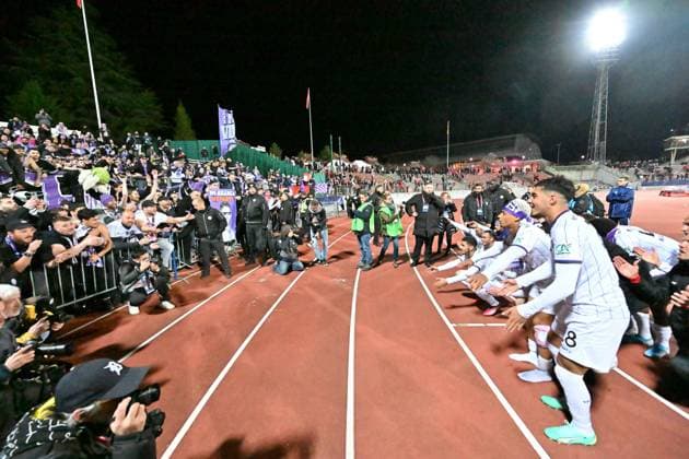Joie de Fares Chaabi et de ses coÃ quipiers (toulouse) avec leurs supporters FOOTBALL: FC Annecy vs Toulouse FC - 1 2 Coupe de France - 06 04 2023 FredericChambert Panoramic 