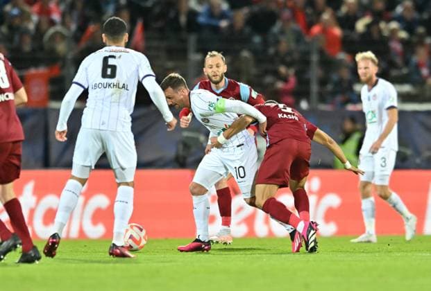 Ahmed Kashi (annecy) vsBrecht Dejaeger (toulouse) FOOTBALL: FC Annecy vs Toulouse FC - 1 2 Coupe de France - 06 04 2023 FredericChambert Panoramic 