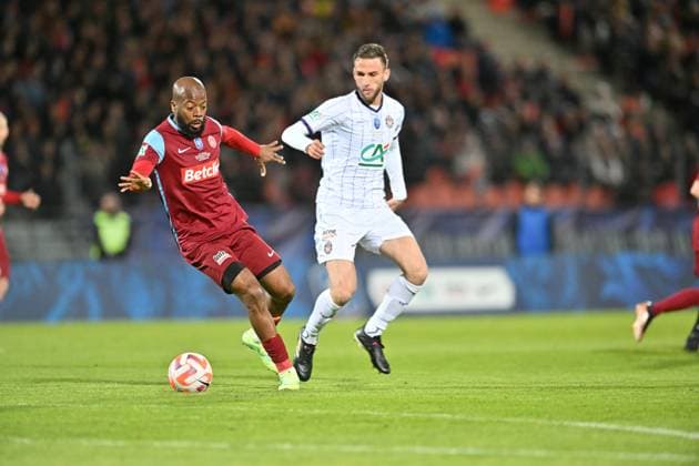 Arnold Temanfo (annecy) vs Branco Van Den Boomen(toulouse) FOOTBALL: FC Annecy vs Toulouse FC - 1 2 Coupe de France - 06 04 2023 FredericChambert Panoramic 